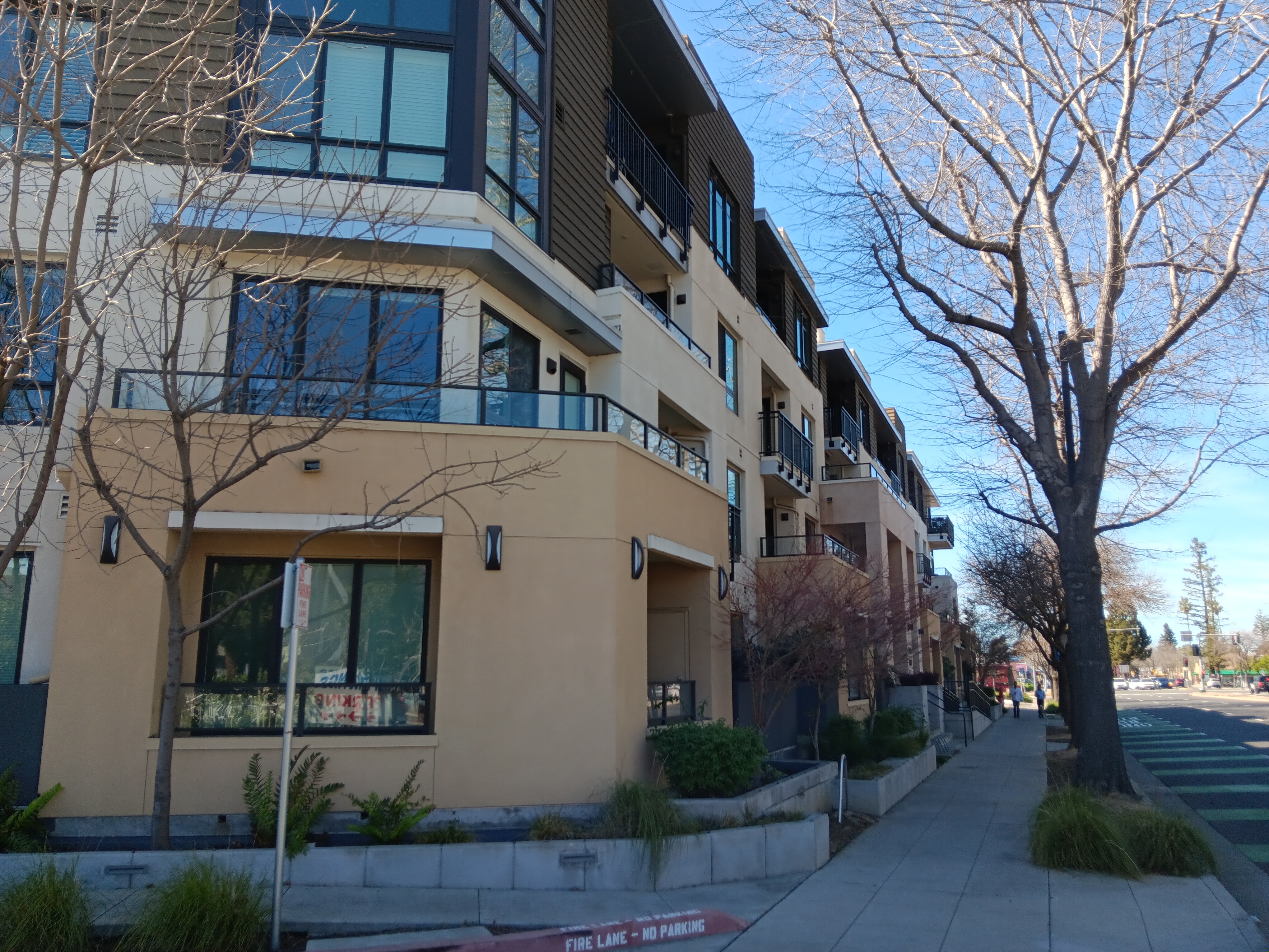 Mixed-use housing building in Mountain View